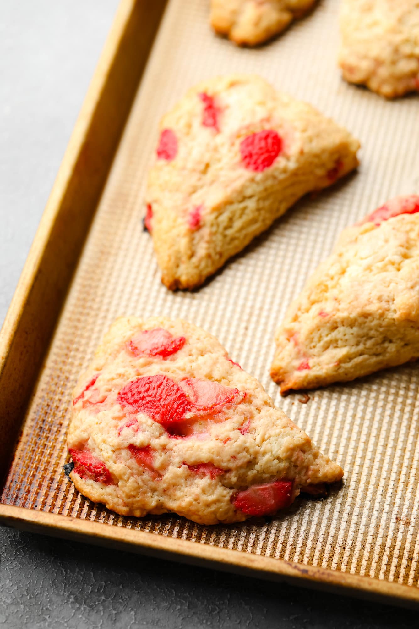 Scones de morango vegano assados ​​em uma assadeira.