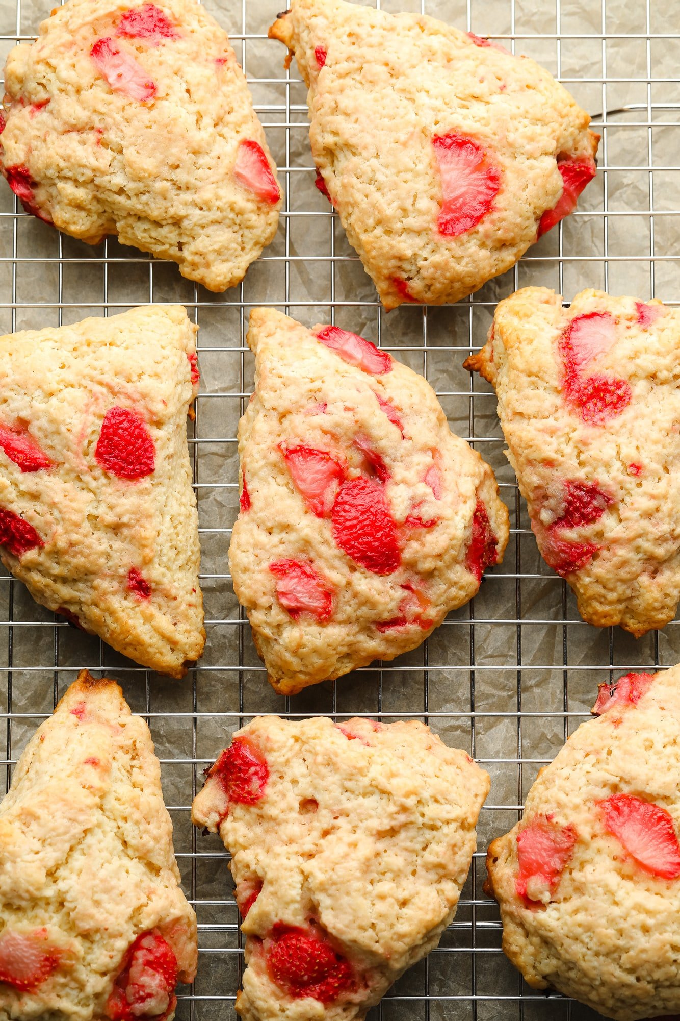Scones de morango vegano assados ​​em uma gradinha.